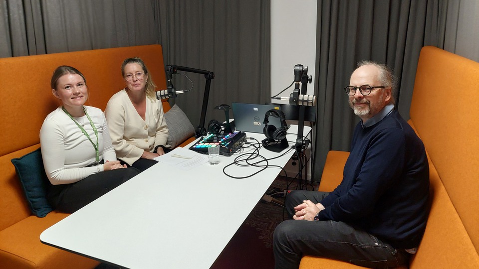 Fanny Bäcksbacka och Professor Peter Lindström i samtal med Matina Rosenberg.