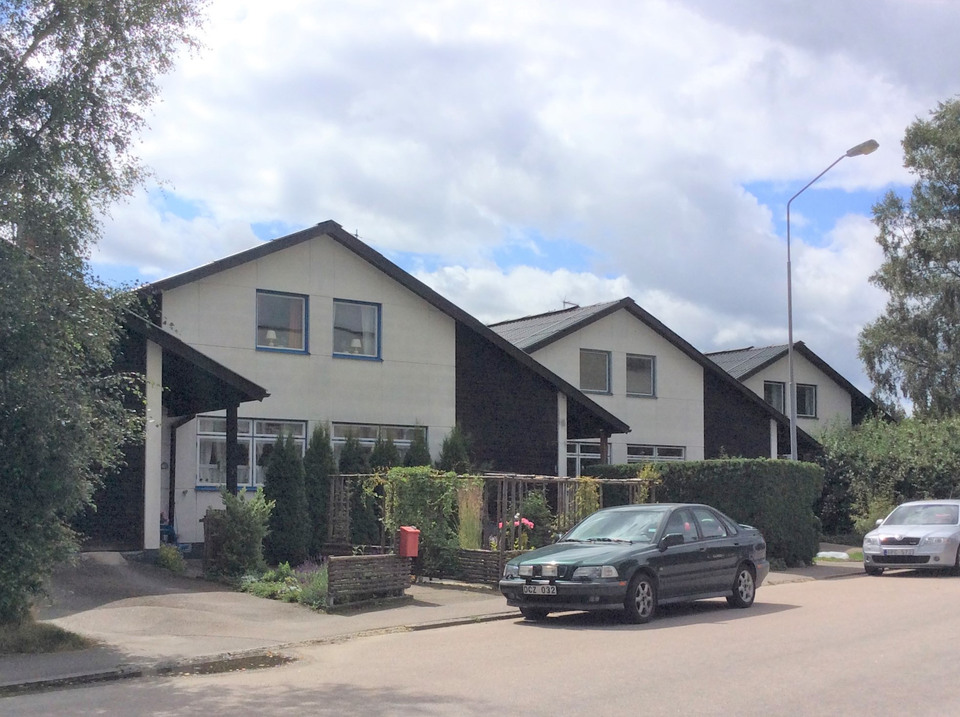 Villornas placering gentemot varandra ger ett spännande och effektfullt uttryck.