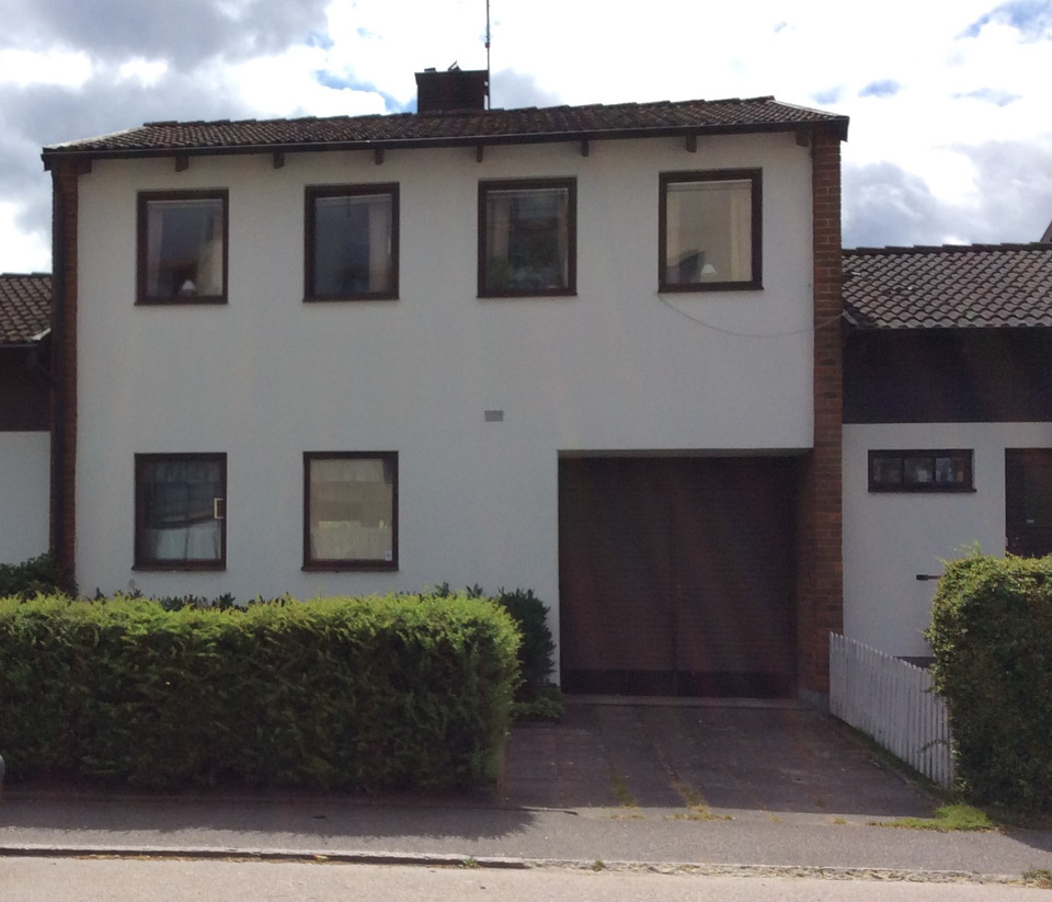 Garagen är byggda intill villan bredvid. 
