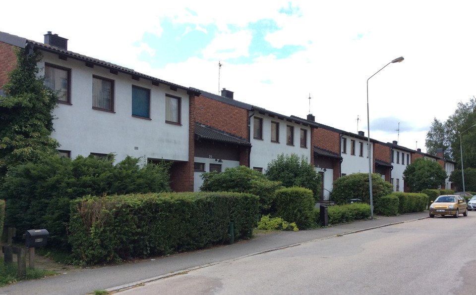Lägre staket och buskage kan bidra till en känsla av god grannsämja och gemenskap. 
