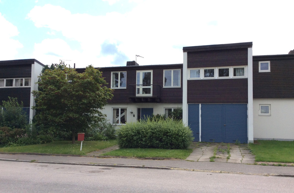 Garagen är till sto del förankrade i nästliggande villa. 