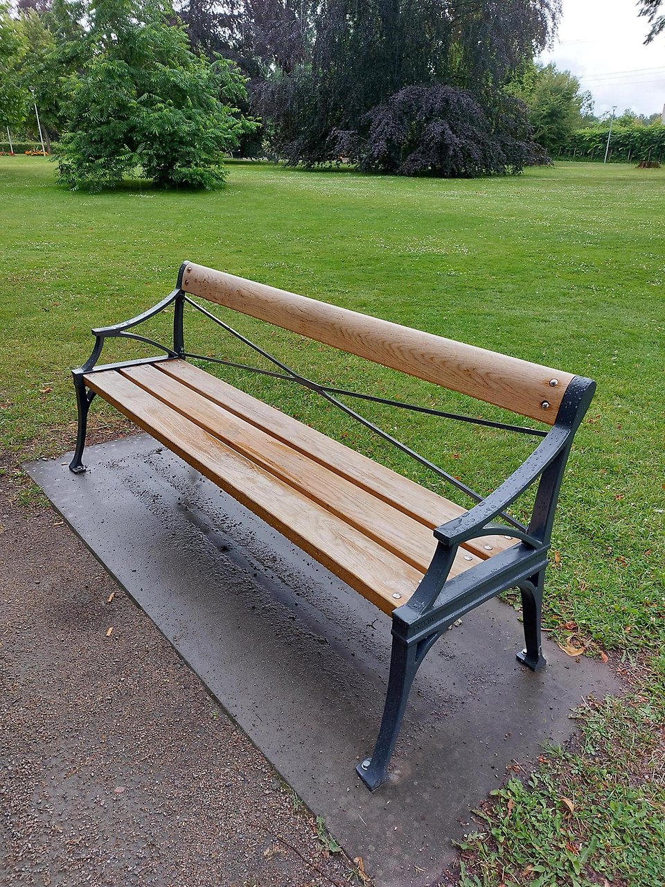 Bilden visar en parkbänk